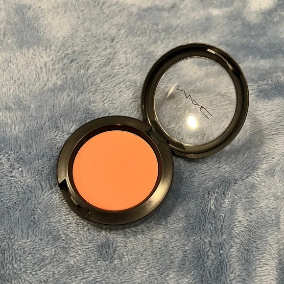 MAC Cosmetics Sheertone Powder Blush in Peaches - Picture 3 of 3